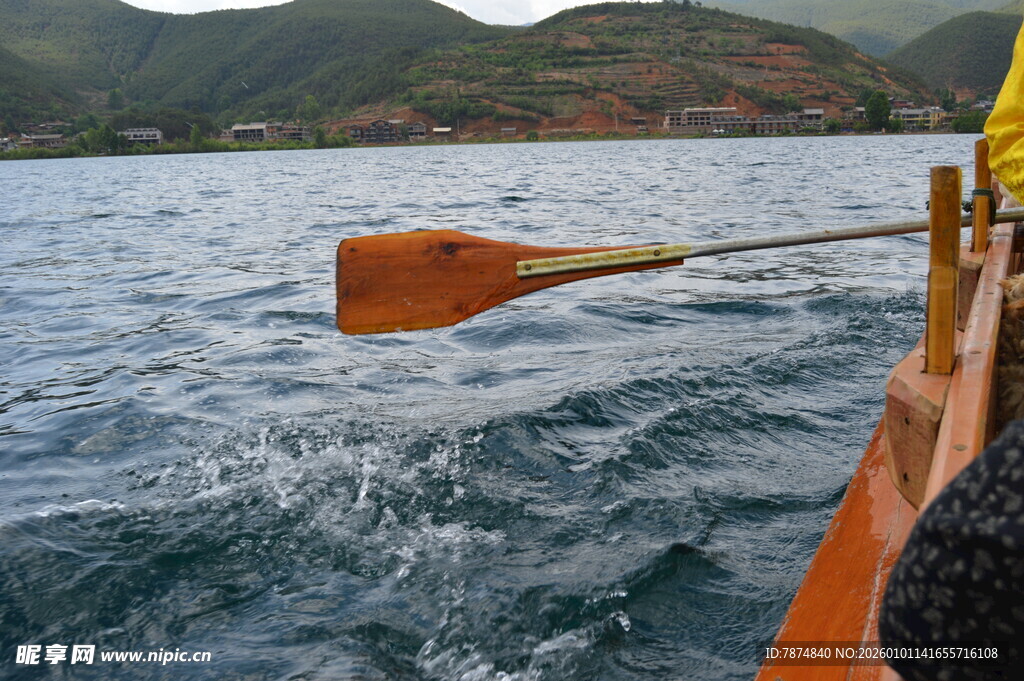 船桨划动水面泛起涟漪