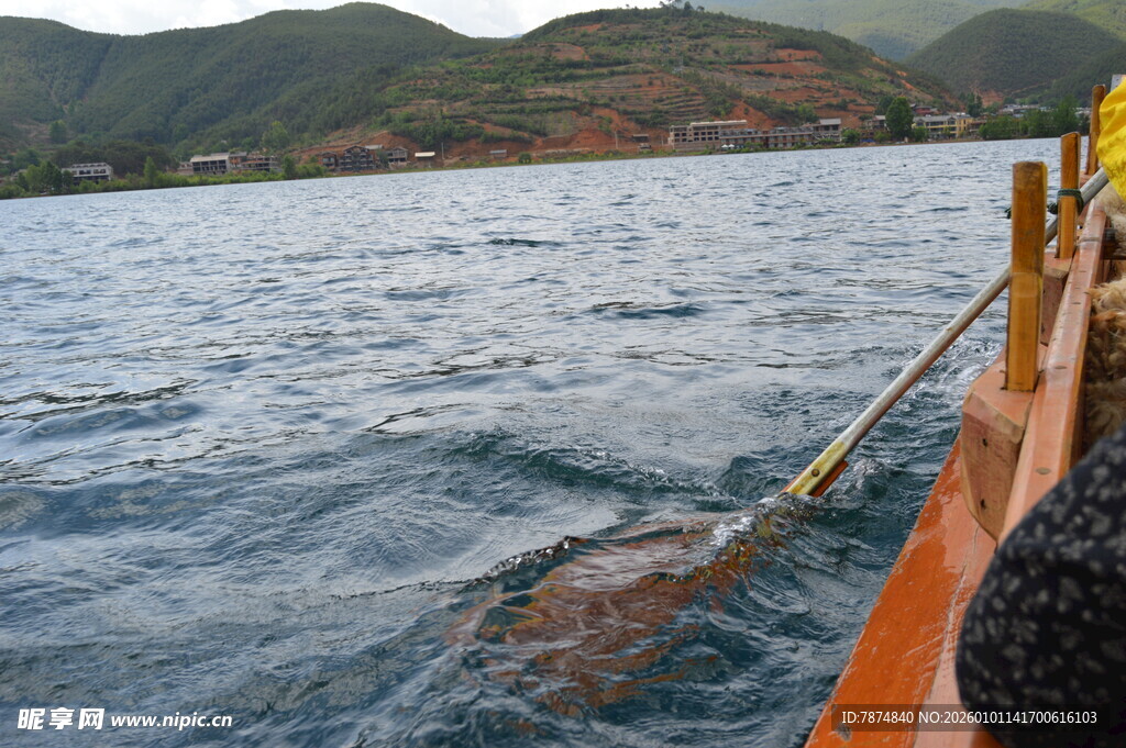 乘船观海 远处山峦与波涛