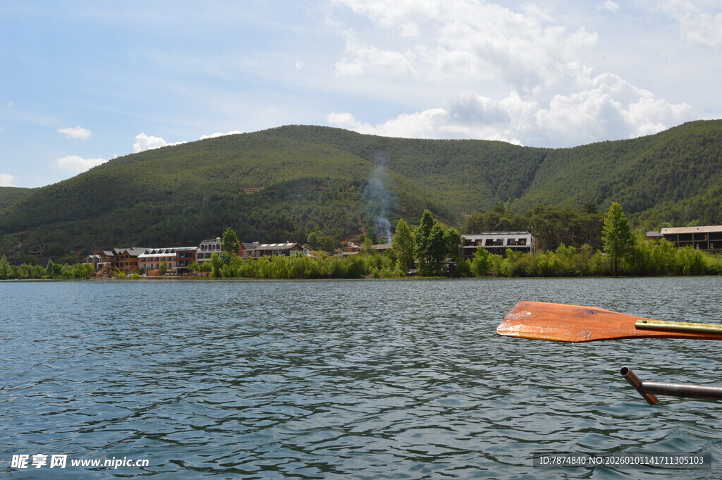 湖畔风光中的橙色浮标