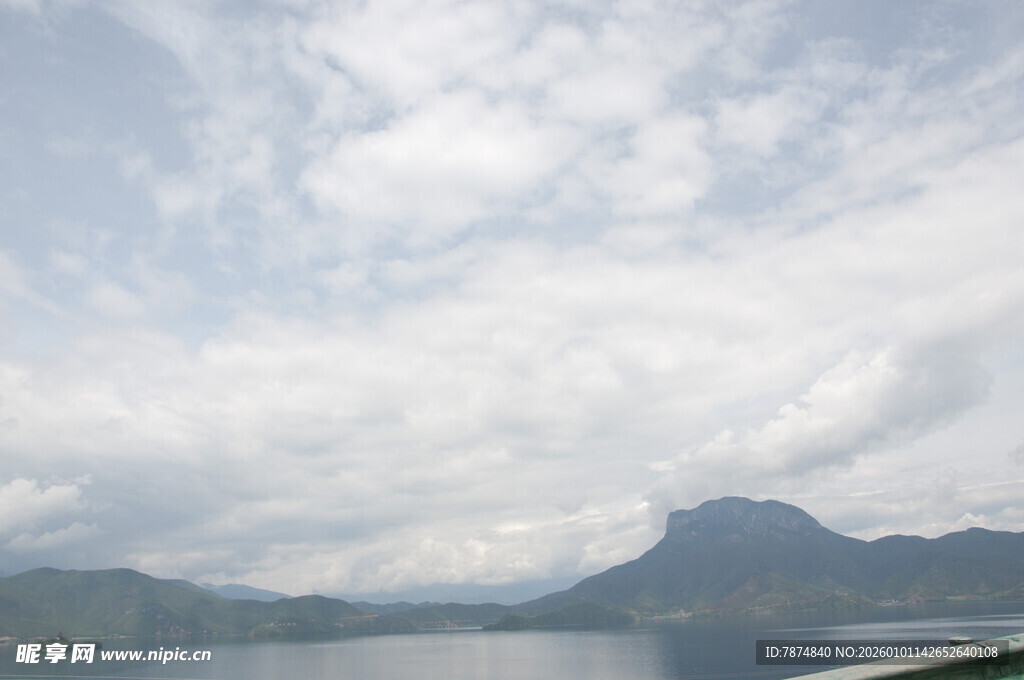 湖光山色间的云海美景