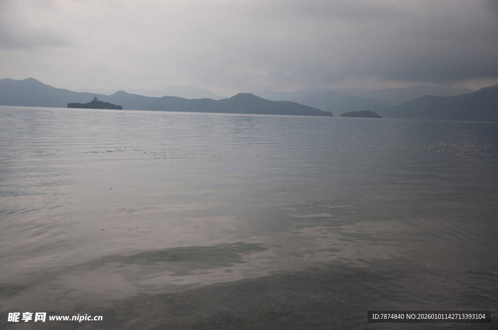 阴天下的平静湖面