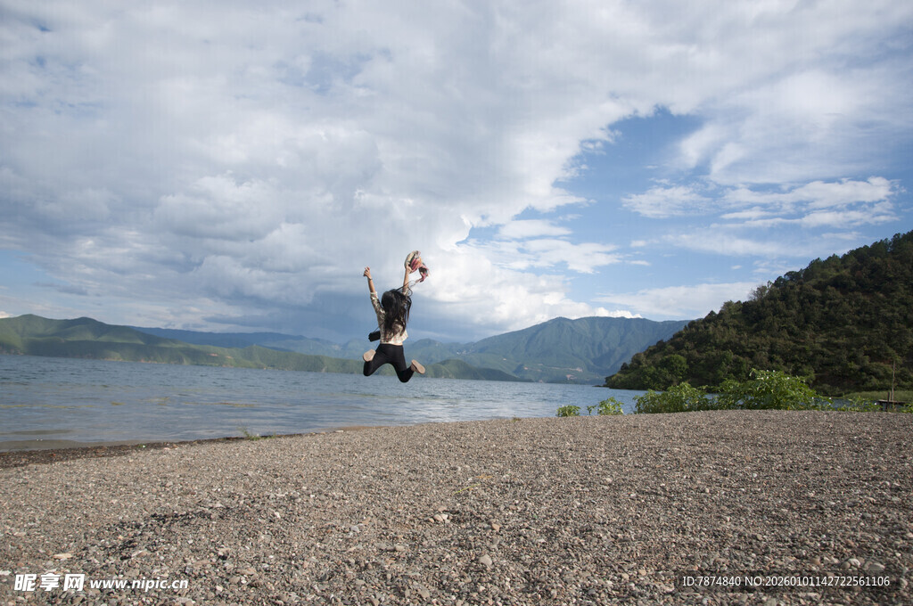 湖边跳跃的活力身影