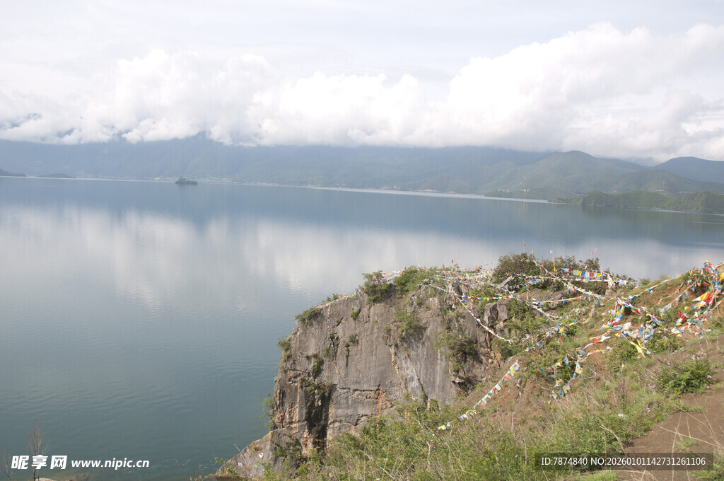 悬崖边俯瞰宁静湖水美景
