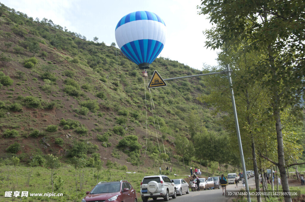 公路旁升空的蓝白热气球