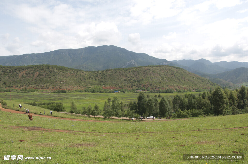 草原山峦间的自然美景