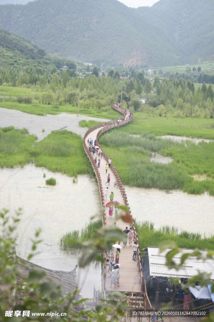 山间蜿蜒栈道 绿野风光