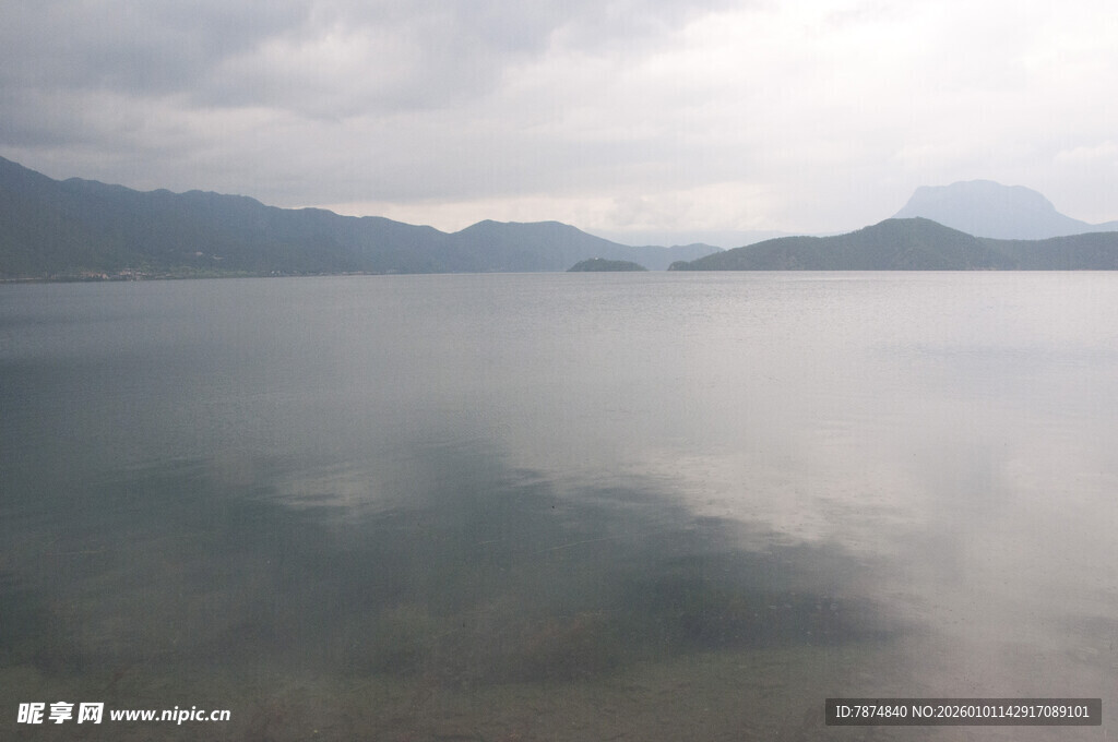 宁静湖面与远处山峦