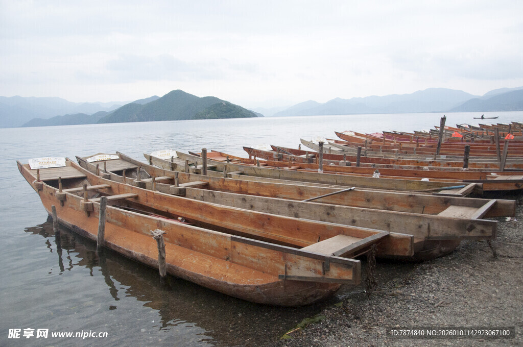 岸边停泊的古朴木质船只