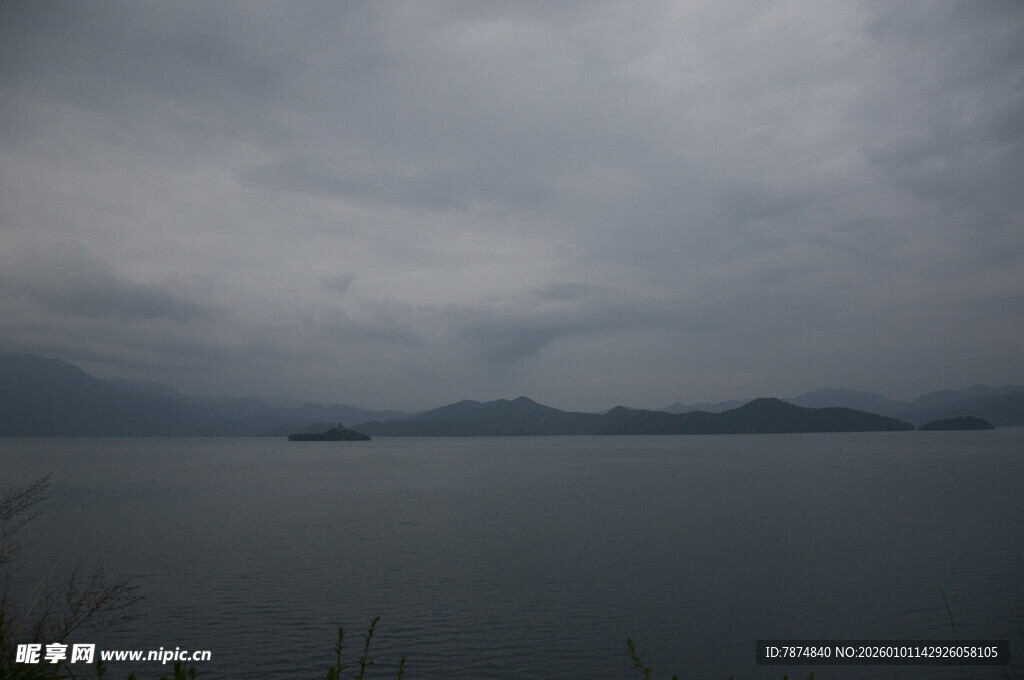 阴云下的宁静湖面