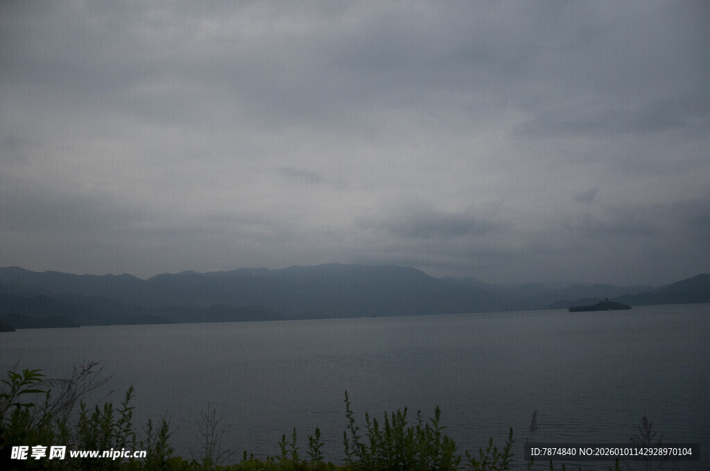 阴云下的静谧湖水