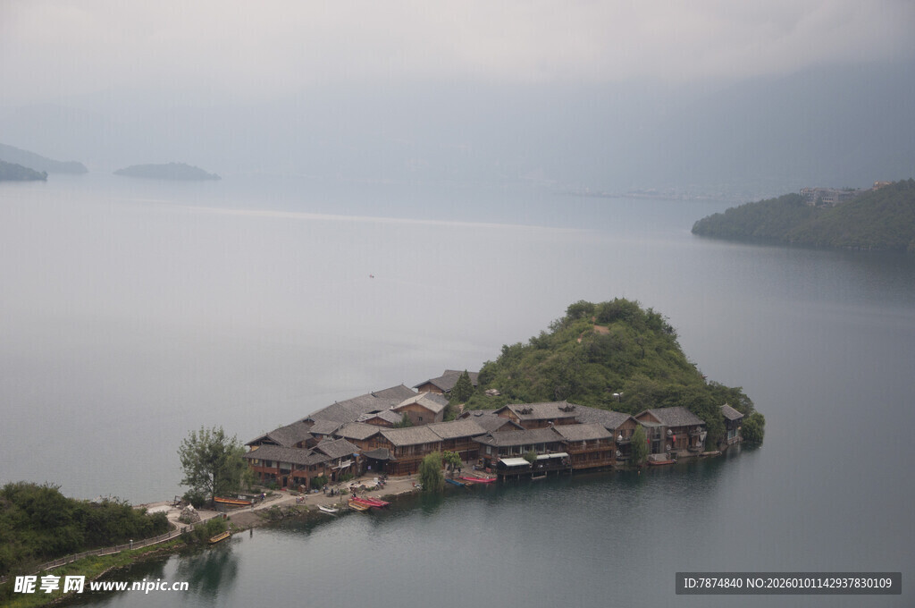 湖中小岛村落美景