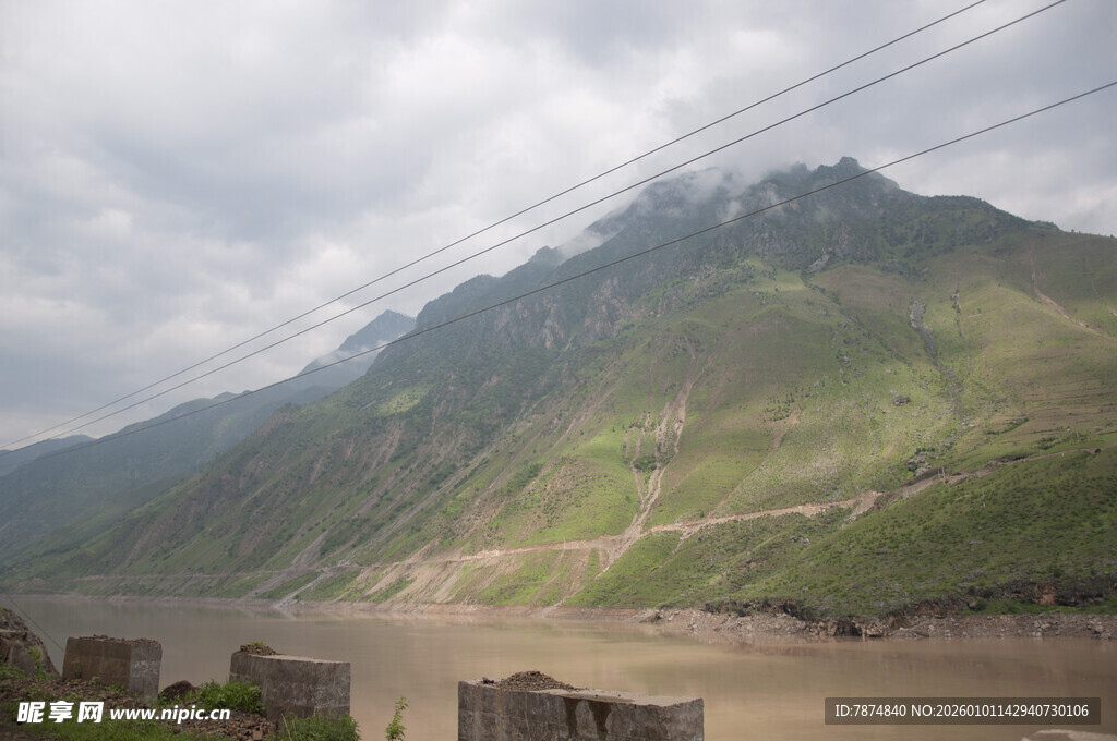 山间河流旁的壮丽山景