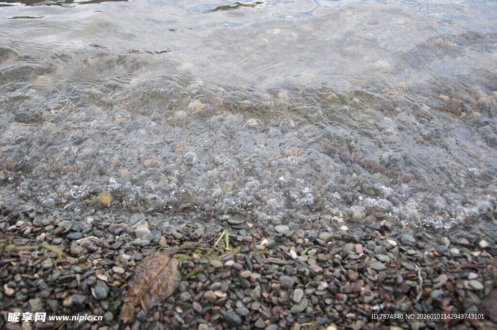 海边碎石上的涌浪