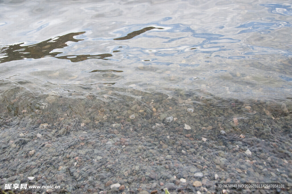 海边沙滩上的波浪与碎石