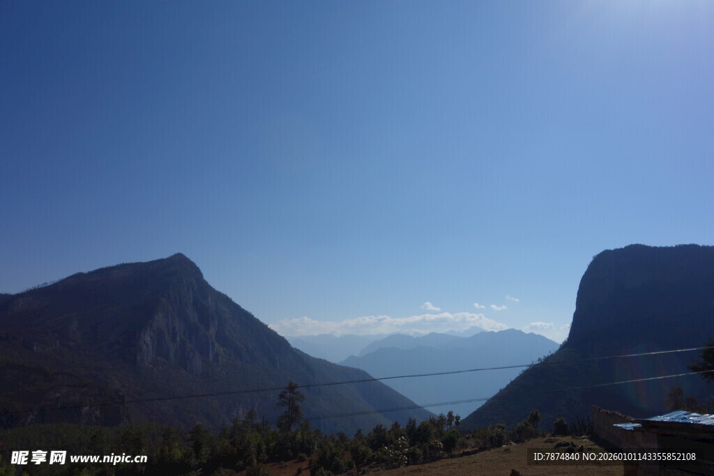 壮丽山景 蓝天之下的巍峨