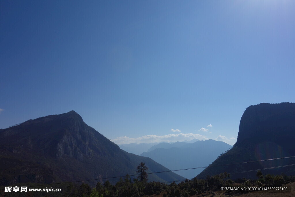 壮丽山景 蓝天之下的巍峨