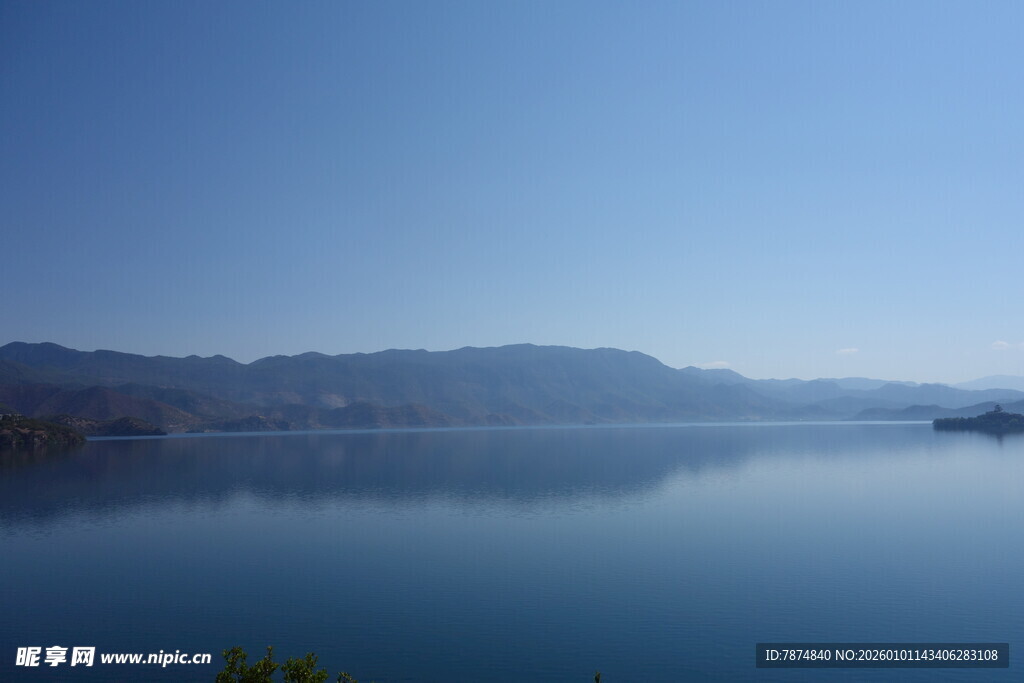 宁静湖面与远处山峦景色