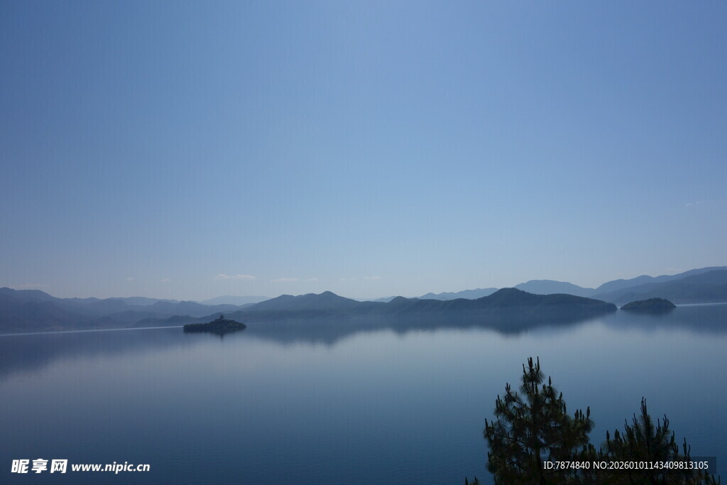 宁静湖景与远山相映成趣