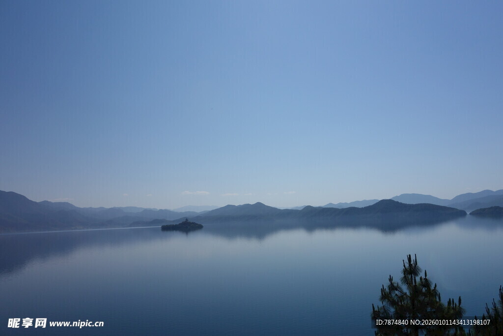 宁静湖面与远处山峦美景