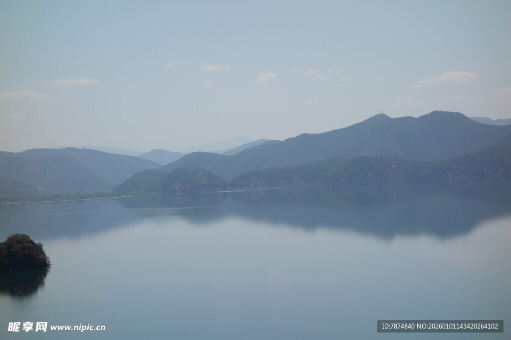 宁静湖面与远处山峦倒影