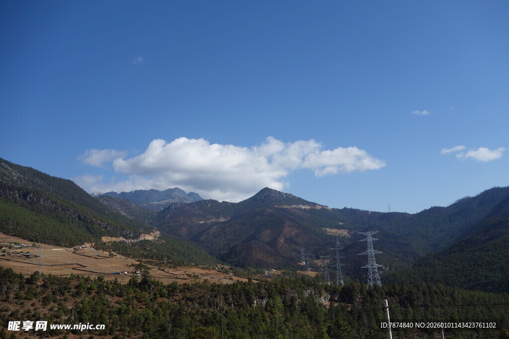 蓝天群山间的壮美风光