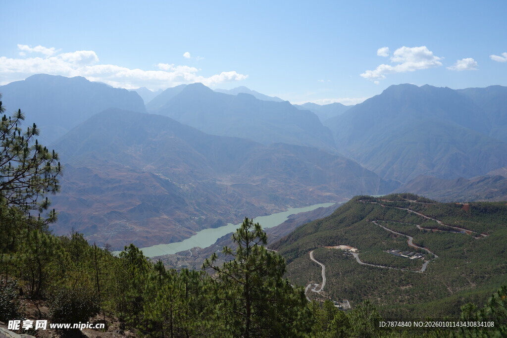 山间蜿蜒公路与壮丽河景