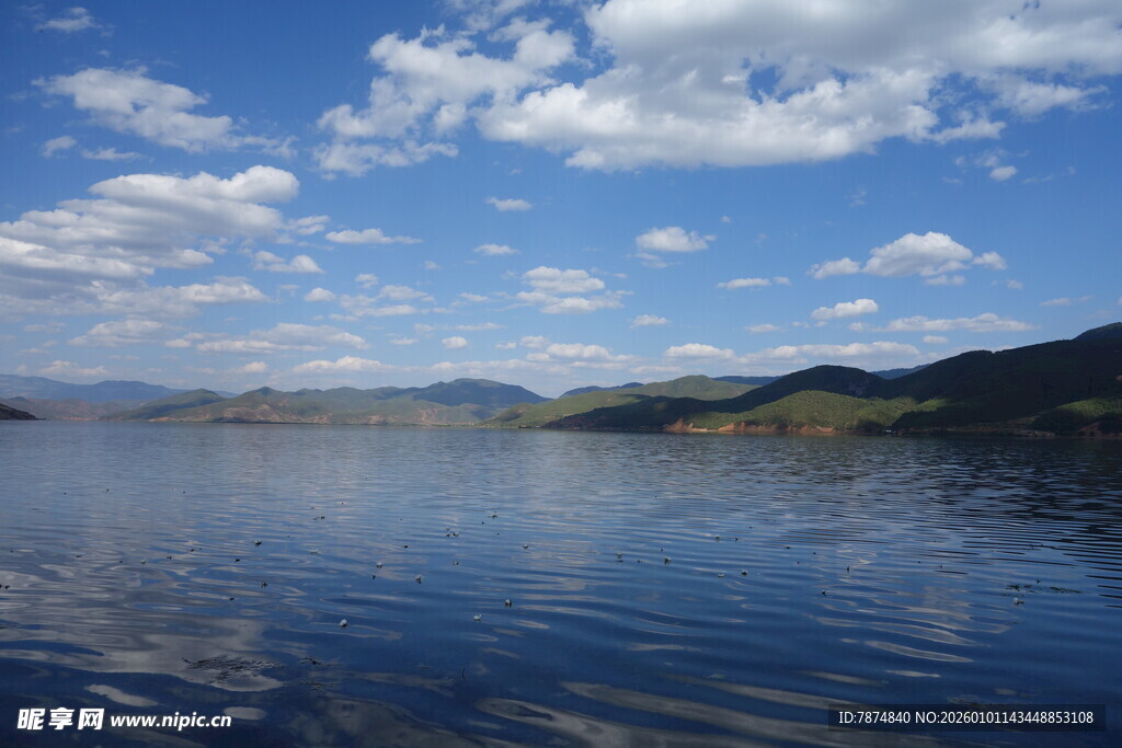宁静湖水与蓝天白云景观