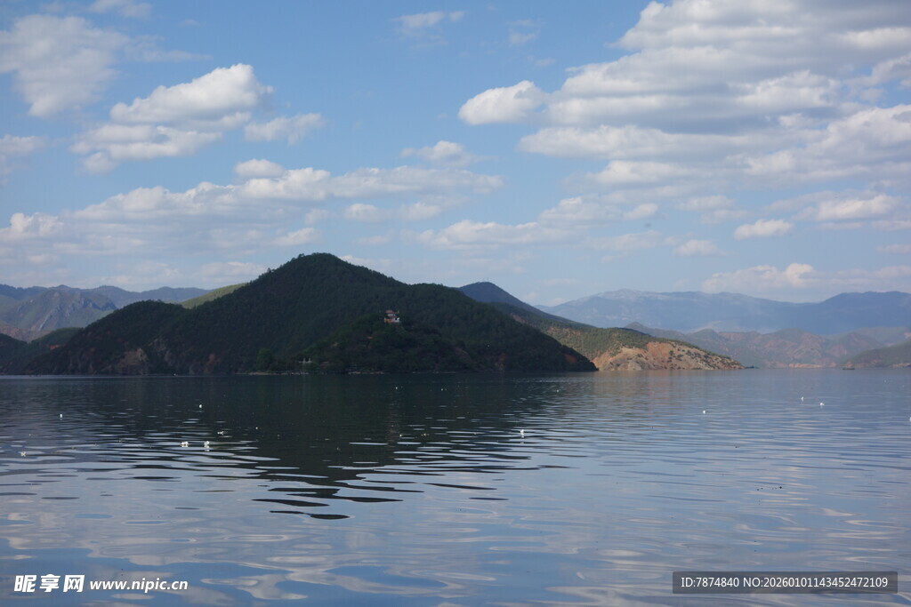 湖光山色中的静谧山峰