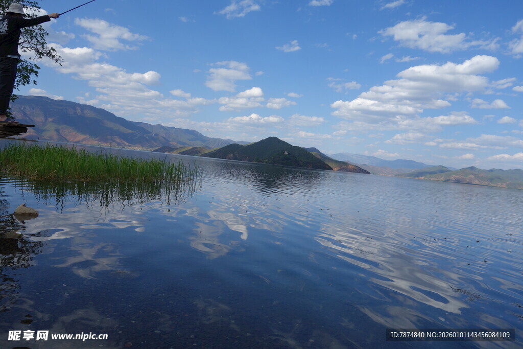 宁静湖水与远山蓝天美景