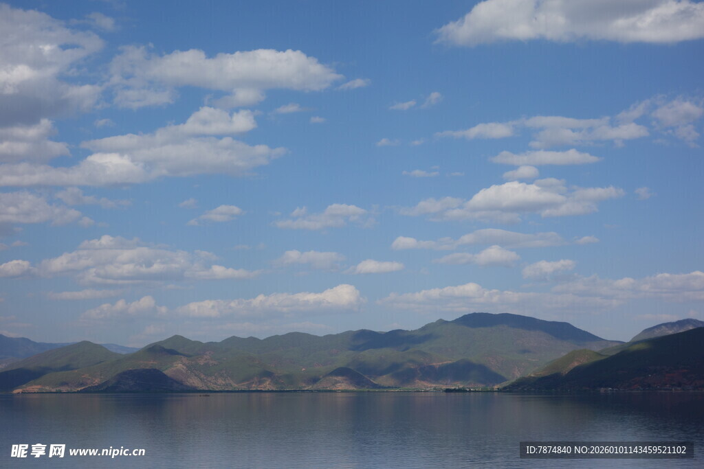 宁静湖山 蓝天白云美景