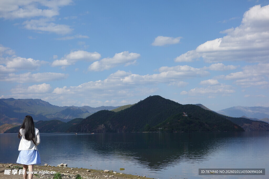 湖畔女子赏景的悠然时刻