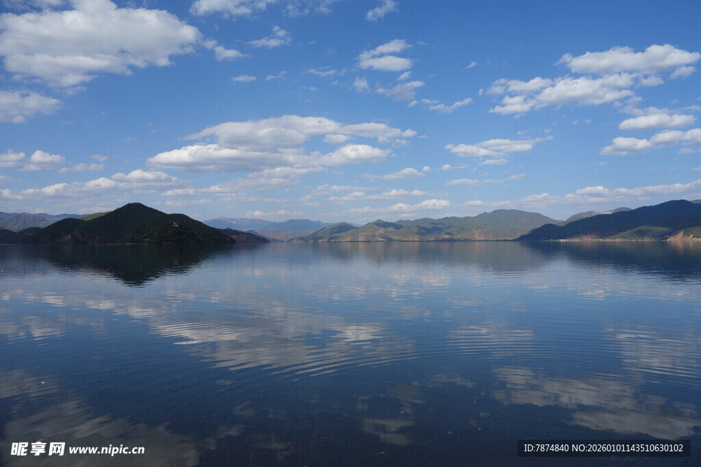 宁静湖面与远山蓝天倒影