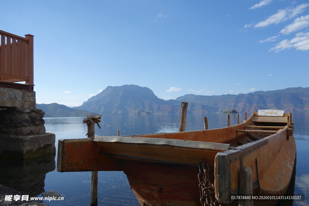 湖畔停泊的复古小船