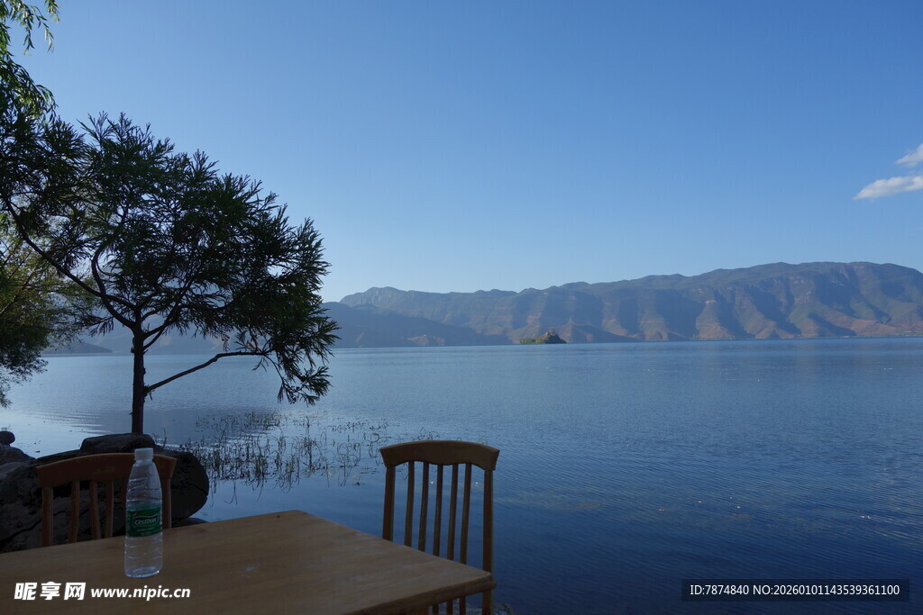 湖畔休闲桌椅旁的湖光山色