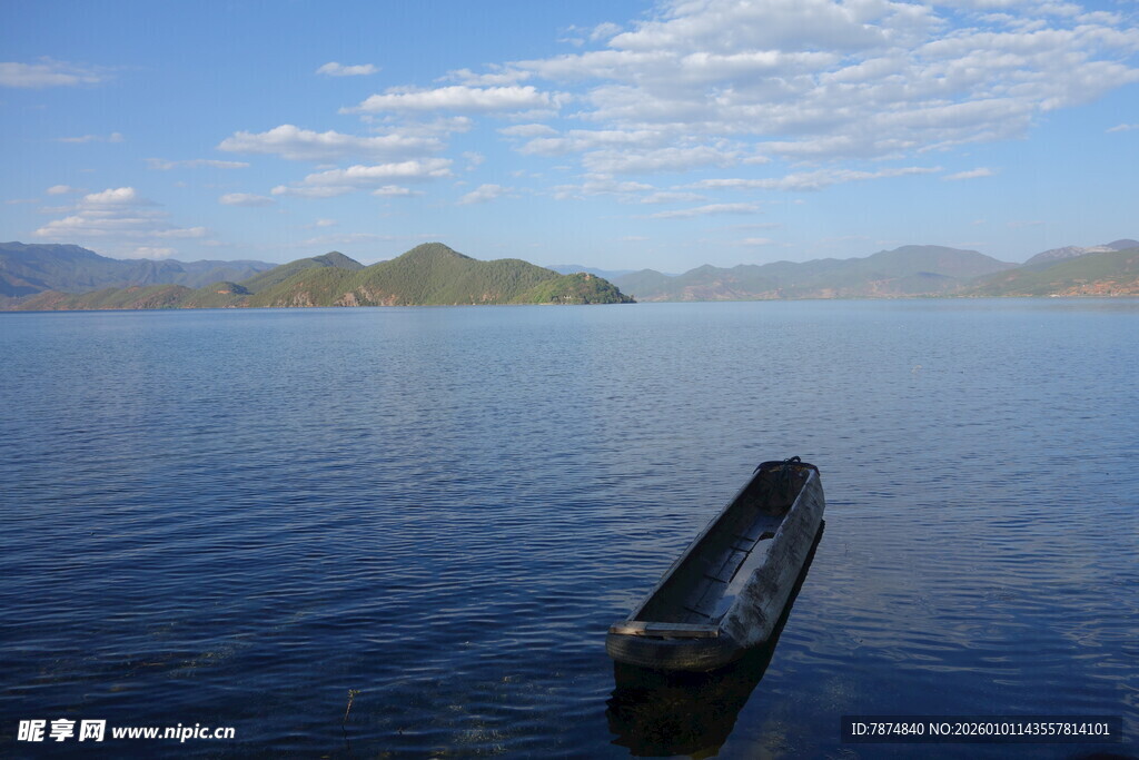 孤舟静泊于辽阔湖面上