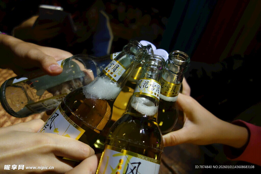 举杯畅饮啤酒时刻