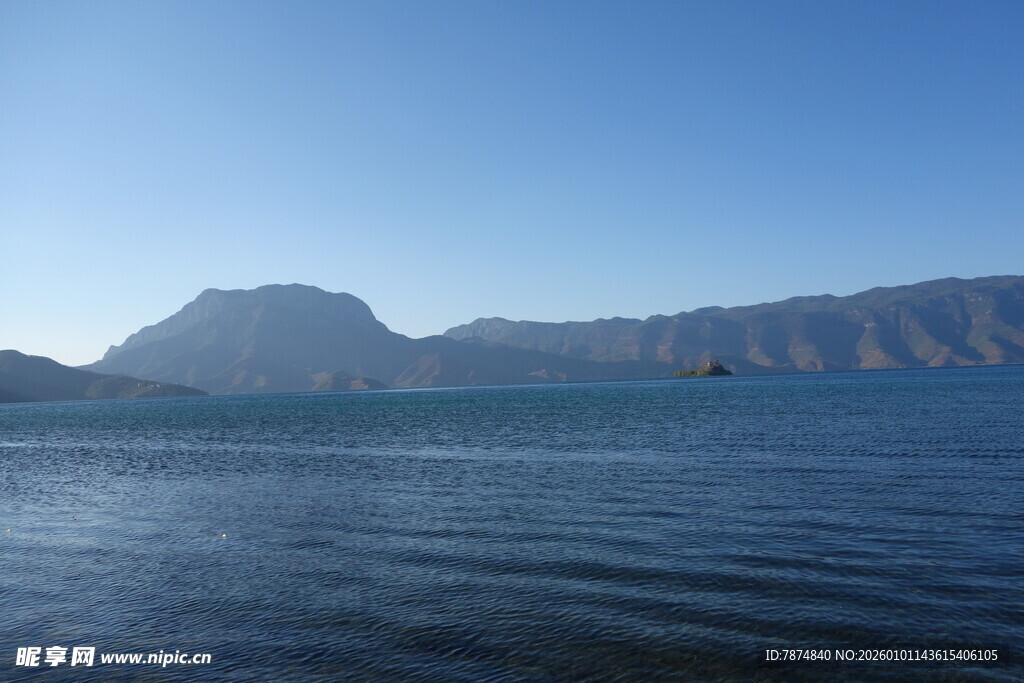 宁静湖景与远山