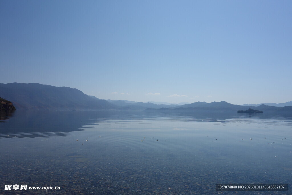 宁静湖面与远山的美丽景致