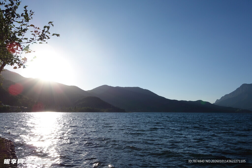 湖畔日落美景