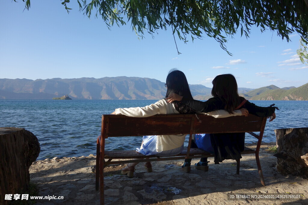 湖畔双人椅上的静谧时光