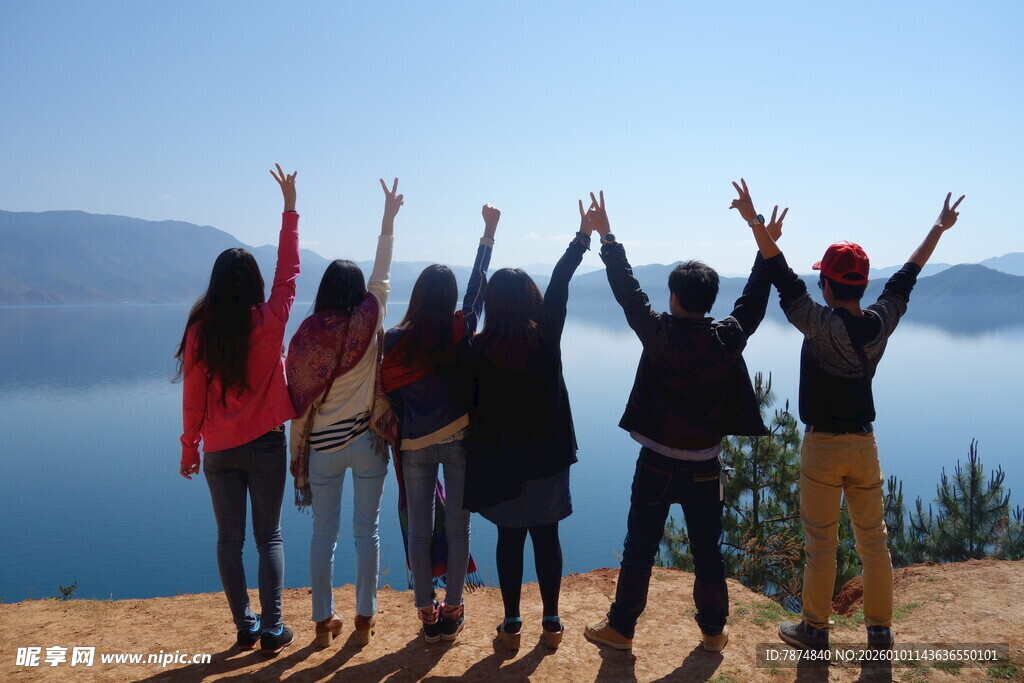 青春伙伴海边欢乐合影