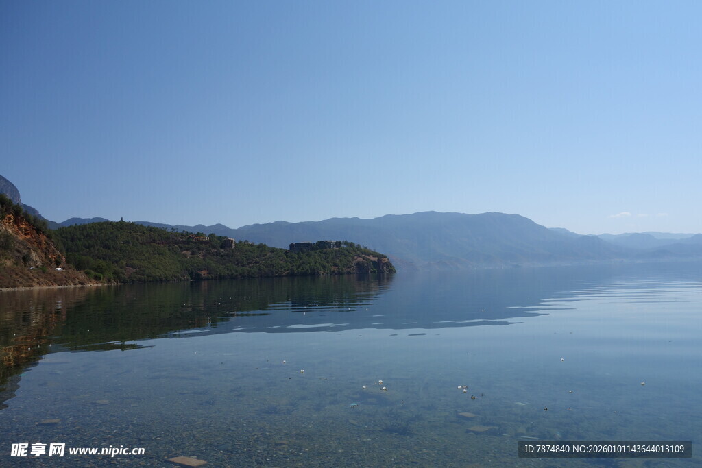 宁静湖景与远山倒影