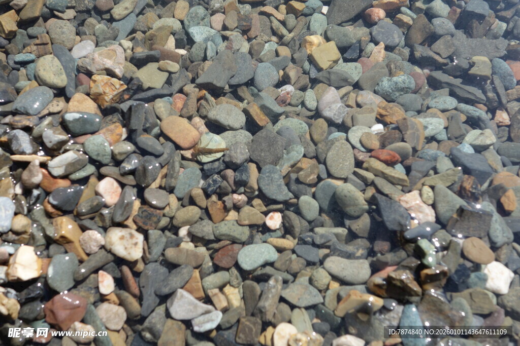 水底五彩斑斓的鹅卵石