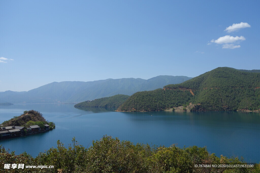 美丽湖景与远山风光