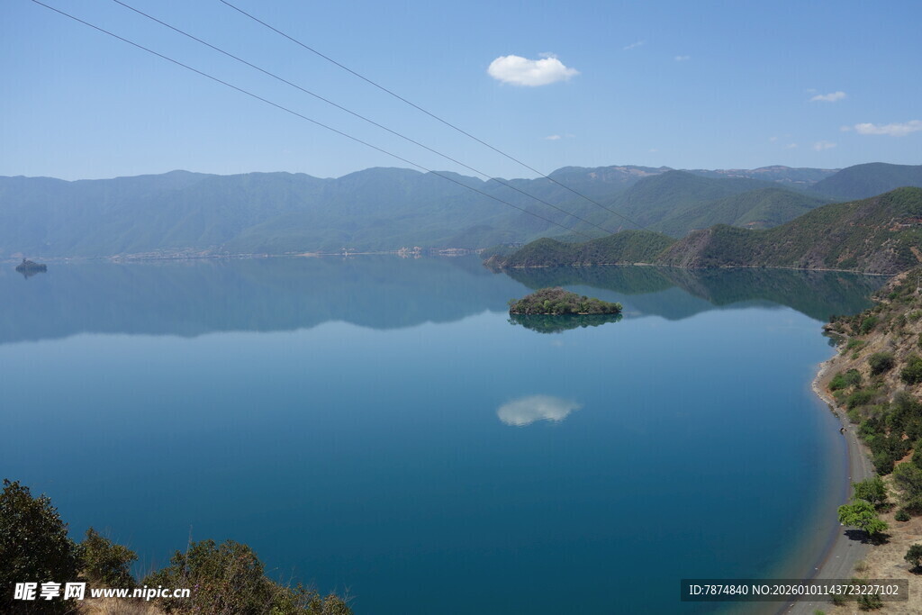宁静湖景中的湖心小岛