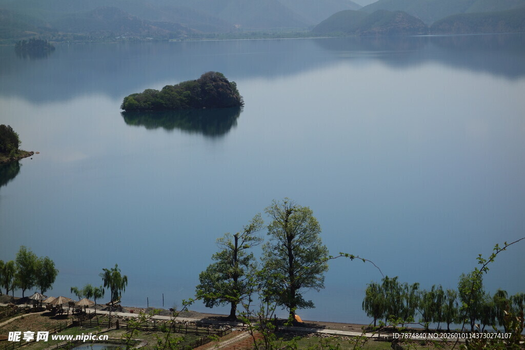湖畔孤岛 静谧山水景致
