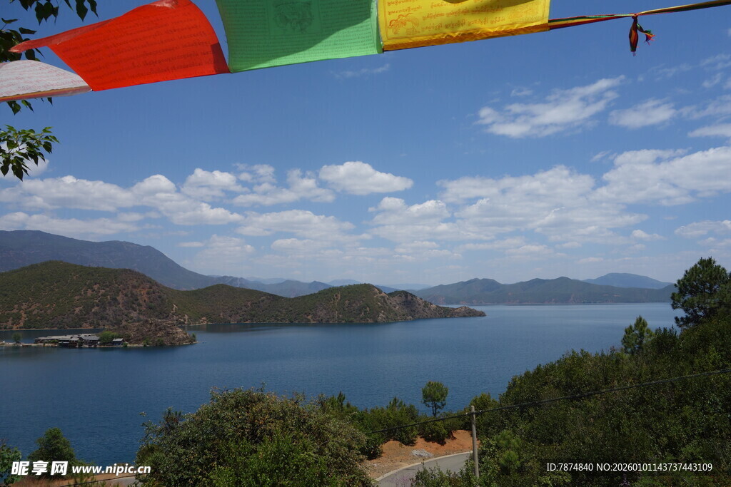 湖畔经幡与青山蓝天美景
