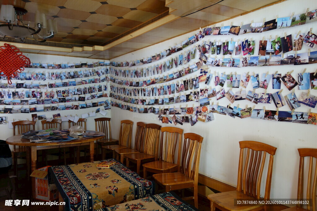 照片墙装饰的温馨室内角落