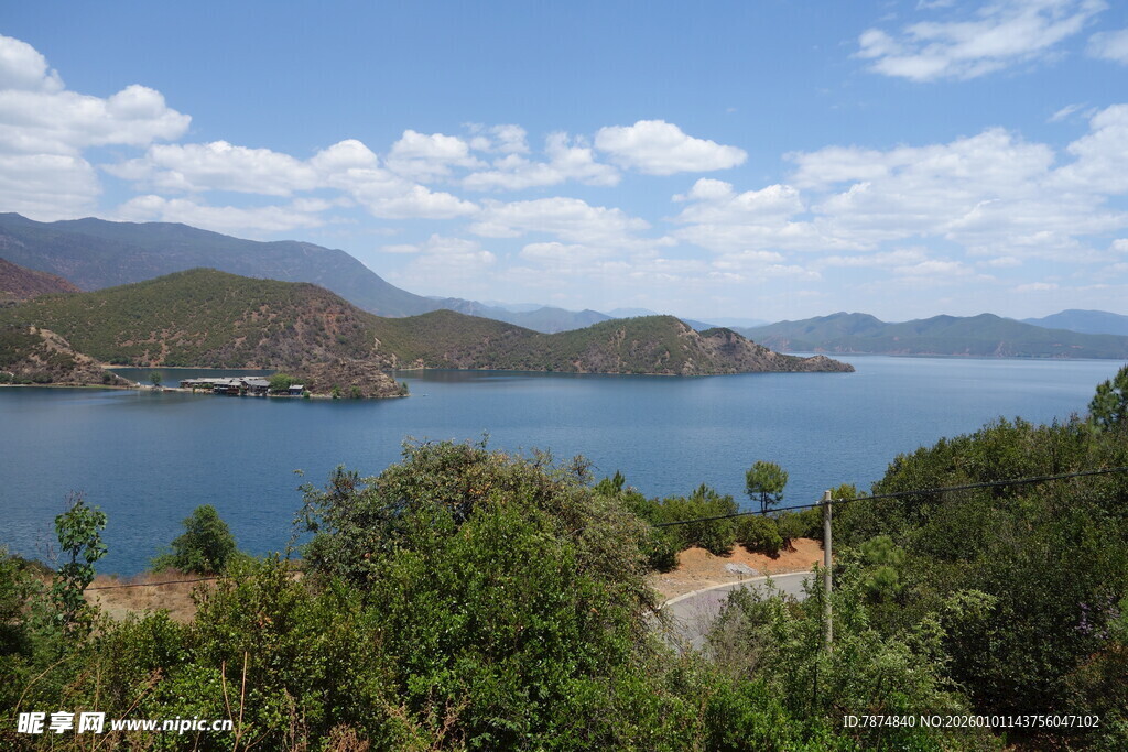 湖畔青山绿树蓝天美景