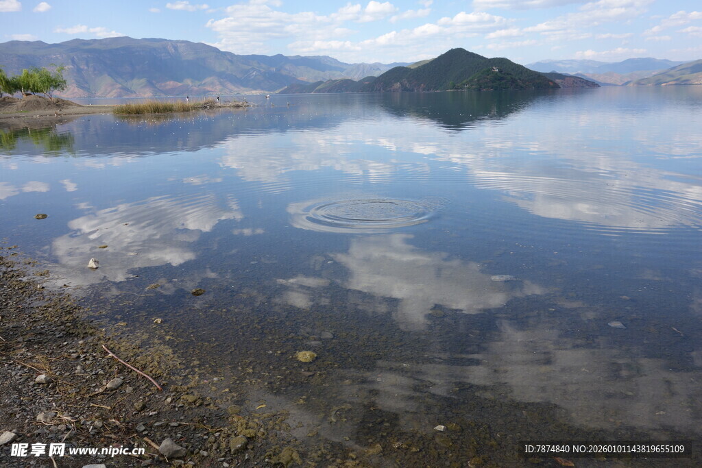 宁静湖景与远山倒影